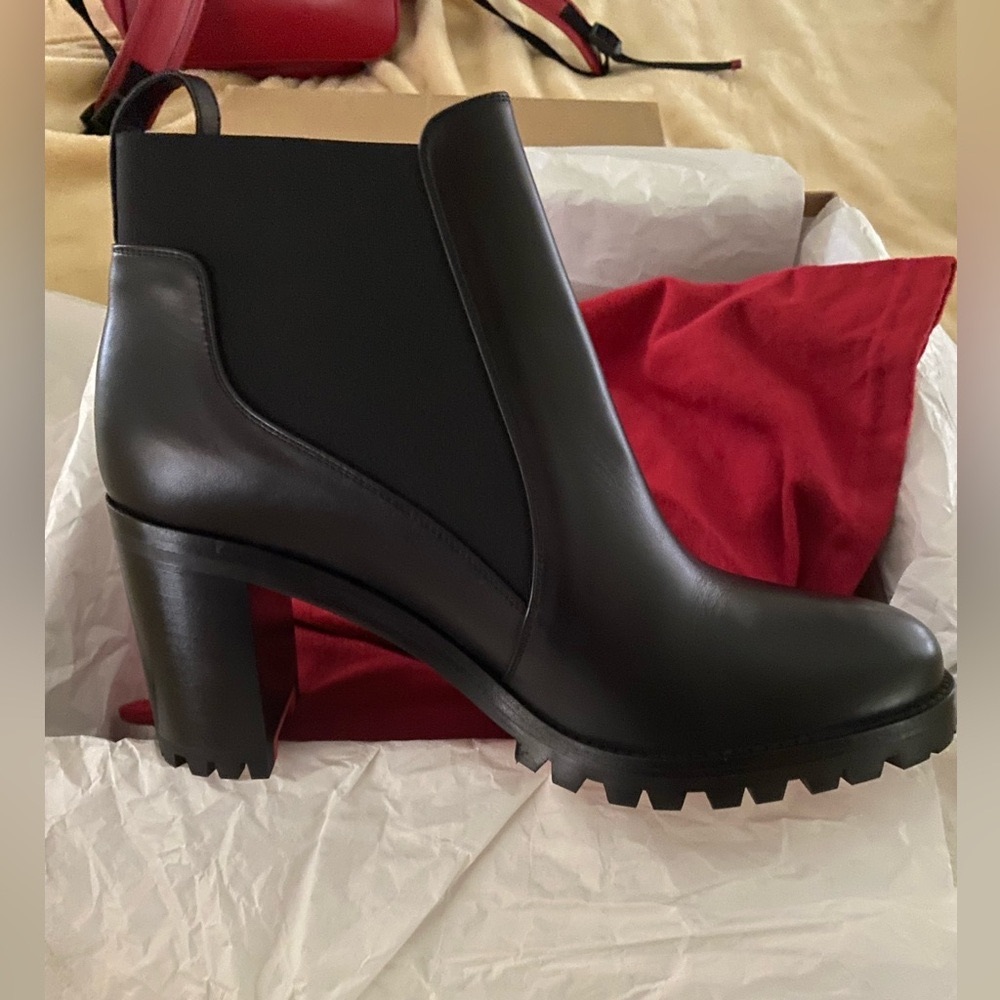NEW Christian Louboutin Marchacroche
70 Leather Ankle Boots size 9